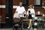 Amsterdam 26 augustus 2025
Davy Klaassen en zijn vrouw Laura achter de kinderwagen in Amsterdam zuid.