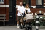 Amsterdam 26 augustus 2025
Davy Klaassen en zijn vrouw Laura achter de kinderwagen in Amsterdam zuid.