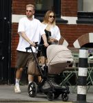 Amsterdam 26 augustus 2025
Davy Klaassen en zijn vrouw Laura achter de kinderwagen in Amsterdam zuid.
