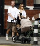 Amsterdam 26 augustus 2025
Davy Klaassen en zijn vrouw Laura achter de kinderwagen in Amsterdam zuid.