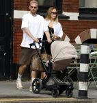 Amsterdam 26 augustus 2025
Davy Klaassen en zijn vrouw Laura achter de kinderwagen in Amsterdam zuid.
