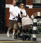 Amsterdam 26 augustus 2025
Davy Klaassen en zijn vrouw Laura achter de kinderwagen in Amsterdam zuid.