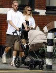Amsterdam 26 augustus 2025
Davy Klaassen en zijn vrouw Laura achter de kinderwagen in Amsterdam zuid.