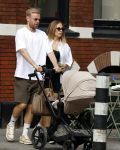 Amsterdam 26 augustus 2025
Davy Klaassen en zijn vrouw Laura achter de kinderwagen in Amsterdam zuid.