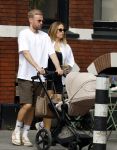Amsterdam 26 augustus 2025
Davy Klaassen en zijn vrouw Laura achter de kinderwagen in Amsterdam zuid.