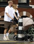 Amsterdam 26 augustus 2025
Davy Klaassen en zijn vrouw Laura achter de kinderwagen in Amsterdam zuid.
