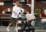 Amsterdam 26 augustus 2025
Davy Klaassen en zijn vrouw Laura achter de kinderwagen in Amsterdam zuid.