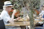 Amsterdam 1 juli 2025
Eddy Habbema met zijn vrouw op terras.