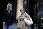 Amsterdam 30 september 2025
Gerdi Verbeet winkelt op de cornelis schuytstraat