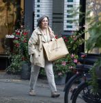 Amsterdam 30 september 2025
Gerdi Verbeet winkelt op de cornelis schuytstraat