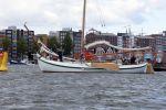 Amsterdam 24 augustus 202
Prins Maurits en Prinses MarilÃ¨ne hebben drie kinderen: Anna (geboren in 2001), Lucas (geboren in 2002), en Felicia (geboren in 2005). Hun volledige achternaam is Van Lippe-Biesterfeld van Vollenhoven . Prins Maurits neemt met zijn gezin de Vlootschouw af tijdens de laatste dag van Sail. Ze varen met de Groene Draeck.