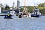 Amsterdam 24 augustus 202
Prins Maurits en Prinses MarilÃ¨ne hebben drie kinderen: Anna (geboren in 2001), Lucas (geboren in 2002), en Felicia (geboren in 2005). Hun volledige achternaam is Van Lippe-Biesterfeld van Vollenhoven . Prins Maurits neemt met zijn gezin de Vlootschouw af tijdens de laatste dag van Sail. Ze varen met de Groene Draeck.
