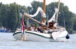 Amsterdam 24 augustus 202
Prins Maurits en Prinses MarilÃ¨ne hebben drie kinderen: Anna (geboren in 2001), Lucas (geboren in 2002), en Felicia (geboren in 2005). Hun volledige achternaam is Van Lippe-Biesterfeld van Vollenhoven . Prins Maurits neemt met zijn gezin de Vlootschouw af tijdens de laatste dag van Sail. Ze varen met de Groene Draeck.