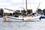 Amsterdam 24 augustus 202
Prins Maurits en Prinses MarilÃ¨ne hebben drie kinderen: Anna (geboren in 2001), Lucas (geboren in 2002), en Felicia (geboren in 2005). Hun volledige achternaam is Van Lippe-Biesterfeld van Vollenhoven . Prins Maurits neemt met zijn gezin de Vlootschouw af tijdens de laatste dag van Sail. Ze varen met de Groene Draeck.