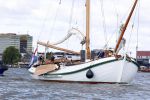 Amsterdam 24 augustus 202
Prins Maurits en Prinses MarilÃ¨ne hebben drie kinderen: Anna (geboren in 2001), Lucas (geboren in 2002), en Felicia (geboren in 2005). Hun volledige achternaam is Van Lippe-Biesterfeld van Vollenhoven . Prins Maurits neemt met zijn gezin de Vlootschouw af tijdens de laatste dag van Sail. Ze varen met de Groene Draeck.