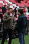 Eindhoven, 30 maart 2025 voor aanvang van PSV-AJAX met een eindstand 0-2Ibrahim Afellay in gesprek met Jeroen Stekelburg
