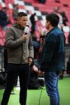 Eindhoven, 30 maart 2025 voor aanvang van PSV-AJAX met een eindstand 0-2Ibrahim Afellay in gesprek met Jeroen Stekelburg