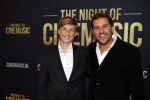 Amsterdam 12 september 2025
Uitreiking Cinemusic Rembrandt Oeuvre Award - tijdens The Night Of Cinemusic in het Concertgebouw. Jeroen Krabbe krijgt Ouvre prijs uit handen van Rene Mioch . Jacob Krabbe met zoon
