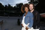 Amsterdam 26 augustus 2025
Premiere over de Grens in het vondelpark . De cast bestaat uit Manuel Broekman Jasmine Sendar Nienke Plas Vincent Banic en Elisabeth Puglia. Jasmine Sendar Zwanger . Ze kwam met partner Justin