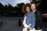 Amsterdam 26 augustus 2025
Premiere over de Grens in het vondelpark . De cast bestaat uit Manuel Broekman Jasmine Sendar Nienke Plas Vincent Banic en Elisabeth Puglia. Jasmine Sendar Zwanger . Ze kwam met partner Justin