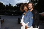 Amsterdam 26 augustus 2025
Premiere over de Grens in het vondelpark . De cast bestaat uit Manuel Broekman Jasmine Sendar Nienke Plas Vincent Banic en Elisabeth Puglia. Jasmine Sendar Zwanger . Ze kwam met partner Justin