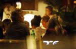 Amsterdam 11 september 2025
Linda de Mol Jeroen Rietbergen Noa Vahle Julian Vahle en zijn vriendin Chelsea Weimar zijn gezellig uitetetn in de nieuwe Hotspot van Amsterdam Restaurant Toet . Ook Ruud Gullit en zijn vriendin Karin de Rooij waren aanwezig .