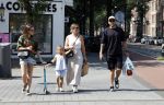 Amsterdam 14 augustus 2025
Johnny Heitinga met zijn vrouw Charlotte en hun dochters  Jezebel en Rixo op straat in Amsterdam zuid.