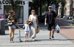 Amsterdam 14 augustus 2025
Johnny Heitinga met zijn vrouw Charlotte en hun dochters  Jezebel en Rixo op straat in Amsterdam zuid.