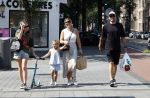 Amsterdam 14 augustus 2025
Johnny Heitinga met zijn vrouw Charlotte en hun dochters  Jezebel en Rixo op straat in Amsterdam zuid.