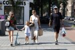 Amsterdam 14 augustus 2025
Johnny Heitinga met zijn vrouw Charlotte en hun dochters  Jezebel en Rixo op straat in Amsterdam zuid.