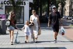 Amsterdam 14 augustus 2025
Johnny Heitinga met zijn vrouw Charlotte en hun dochters  Jezebel en Rixo op straat in Amsterdam zuid.