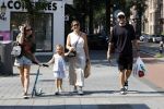 Amsterdam 14 augustus 2025
Johnny Heitinga met zijn vrouw Charlotte en hun dochters  Jezebel en Rixo op straat in Amsterdam zuid.
