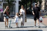 Amsterdam 14 augustus 2025
Johnny Heitinga met zijn vrouw Charlotte en hun dochters  Jezebel en Rixo op straat in Amsterdam zuid.