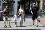 Amsterdam 14 augustus 2025
Johnny Heitinga met zijn vrouw Charlotte en hun dochters  Jezebel en Rixo op straat in Amsterdam zuid.