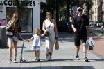 Amsterdam 14 augustus 2025
Johnny Heitinga met zijn vrouw Charlotte en hun dochters  Jezebel en Rixo op straat in Amsterdam zuid.