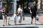 Amsterdam 14 augustus 2025
Johnny Heitinga met zijn vrouw Charlotte en hun dochters  Jezebel en Rixo op straat in Amsterdam zuid.