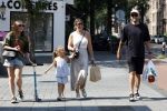 Amsterdam 14 augustus 2025
Johnny Heitinga met zijn vrouw Charlotte en hun dochters  Jezebel en Rixo op straat in Amsterdam zuid.