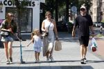 Amsterdam 14 augustus 2025
Johnny Heitinga met zijn vrouw Charlotte en hun dochters  Jezebel en Rixo op straat in Amsterdam zuid.