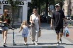 Amsterdam 14 augustus 2025
Johnny Heitinga met zijn vrouw Charlotte en hun dochters  Jezebel en Rixo op straat in Amsterdam zuid.