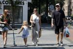 Amsterdam 14 augustus 2025
Johnny Heitinga met zijn vrouw Charlotte en hun dochters  Jezebel en Rixo op straat in Amsterdam zuid.