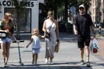 Amsterdam 14 augustus 2025
Johnny Heitinga met zijn vrouw Charlotte en hun dochters  Jezebel en Rixo op straat in Amsterdam zuid.