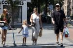 Amsterdam 14 augustus 2025
Johnny Heitinga met zijn vrouw Charlotte en hun dochters  Jezebel en Rixo op straat in Amsterdam zuid.