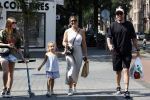 Amsterdam 14 augustus 2025
Johnny Heitinga met zijn vrouw Charlotte en hun dochters  Jezebel en Rixo op straat in Amsterdam zuid.
