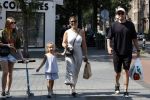 Amsterdam 14 augustus 2025
Johnny Heitinga met zijn vrouw Charlotte en hun dochters  Jezebel en Rixo op straat in Amsterdam zuid.