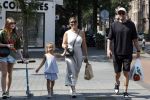 Amsterdam 14 augustus 2025
Johnny Heitinga met zijn vrouw Charlotte en hun dochters  Jezebel en Rixo op straat in Amsterdam zuid.