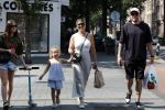 Amsterdam 14 augustus 2025
Johnny Heitinga met zijn vrouw Charlotte en hun dochters  Jezebel en Rixo op straat in Amsterdam zuid.