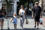 Amsterdam 14 augustus 2025
Johnny Heitinga met zijn vrouw Charlotte en hun dochters  Jezebel en Rixo op straat in Amsterdam zuid.