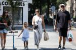 Amsterdam 14 augustus 2025
Johnny Heitinga met zijn vrouw Charlotte en hun dochters  Jezebel en Rixo op straat in Amsterdam zuid.
