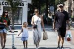 Amsterdam 14 augustus 2025
Johnny Heitinga met zijn vrouw Charlotte en hun dochters  Jezebel en Rixo op straat in Amsterdam zuid.