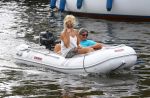 Lemmer, 30 Juli 2014
Joke Bruijs met haar partner Frits Landesbergen in de kom van Lemmer met hun
rubber bootje varende.
Foto Peter Smulders BV